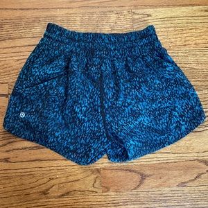 Lululemon tracker short 4” size 6 teal/black/blue